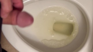 Studentin pinkelt nach dem Abspritzen - Dane Coxx