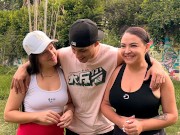Estranho Oferece Dinheiro Para Namoradas Em Um Parque Público Para ...