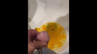 Freshman College Boy pisst in Urinal für Schulbadezimmer - Dane Coxx