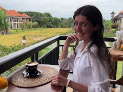 Прогулка со спермой на лице в кафе - Девушка ест пиццу и глотает сперму - Cumwalk - Screenshot 1 of 16 - Cumwalk