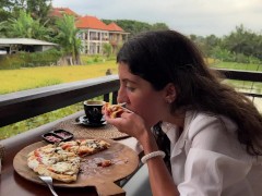 Прогулка со спермой на лице в кафе - Девушка ест пиццу и глотает сперму - Cumwalk - Screenshot 10 of 16 - Mukbang