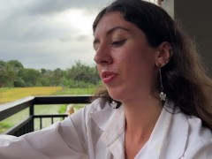 Прогулка со спермой на лице в кафе - Девушка ест пиццу и глотает сперму - Cumwalk