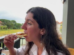 Прогулка со спермой на лице в кафе - Девушка ест пиццу и глотает сперму - Cumwalk - Screenshot 14 of 16 - Cum On Face