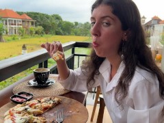 Прогулка со спермой на лице в кафе - Девушка ест пиццу и глотает сперму - Cumwalk - Screenshot 15 of 16 - Mukbang