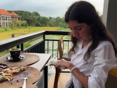 Прогулка со спермой на лице в кафе - Девушка ест пиццу и глотает сперму - Cumwalk - Screenshot 16 of 16 - Cumwalk