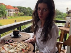 Прогулка со спермой на лице в кафе - Девушка ест пиццу и глотает сперму - Cumwalk - Screenshot 2 of 16 - Public Cumwalk