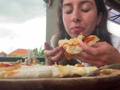 Прогулка со спермой на лице в кафе - Девушка ест пиццу и глотает сперму - Cumwalk - Screenshot 9 of 16 - Cum On Face