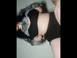 Одинокие утренние ласки от красивой брюнетки.