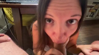 Sexy Stiefschwester Kikki Kumz lutscht Dick, während er ihr Video bearbeitet