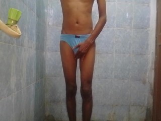 Парень Virgin купается полностью обнаженным