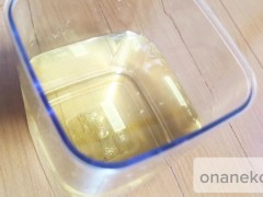 【変態OL】オナニー中我慢に我慢を重ねたおしっこを容器に放尿。600mlの大量放尿でスッキリ。　日本人/素人/個人撮影/薄モザイク - Screenshot 14 of 16 - Peeing