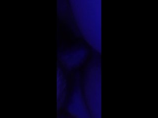 Jeune couple ayant une relation sexuelle tendre