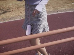 公園をノーブラで散策！人目を気にしながらおもちゃを使ってオナニー。彼女のえっちな反応に周囲の通行人が彼女をガン見！！！我慢しきれず車の中でお股をおっぴろげ！（個人撮影、素人、日本人） - Screenshot 13 of 16 - Public