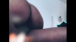 大 Booty Ebony 家庭主妇骑着继子 BBC 直到他射精