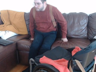 Возбужденный парень пересаживается в инвалидную коляску