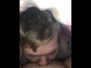 吃她的阴户直到她射精 👅💦