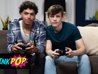 TWINKPOP - Alex Myers 吮吸 Jake Preston，然后骑在他身上并骑上所有四个狗风格