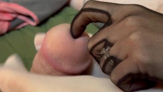 Белые длинные ногти звучат во время футджоба.