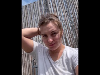 Белая рубашка T погода SFW вертикальный за кулисами селфи клип