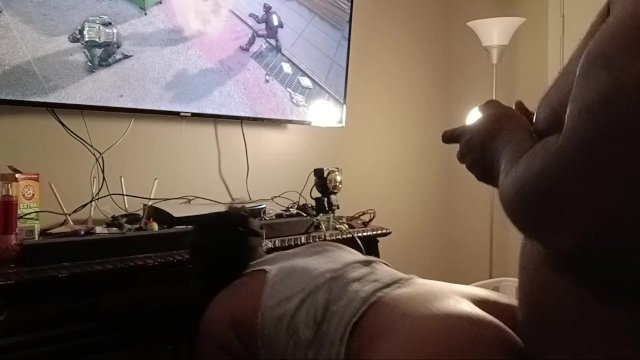 Tryingtoplaythegameandpoundher