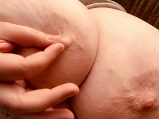 刺激我的乳头，这么好的女孩我和我的大奶子