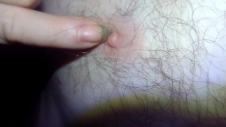 Mit meinen langen Nägeln spiele ich mit einem Nippel