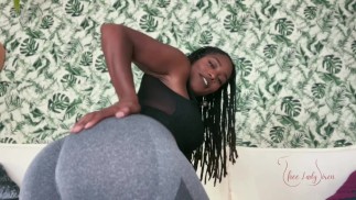 穿着打底裤的屁股视图喷