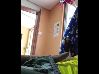 Латинский мужчина мастурбирует свой член очень богато