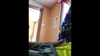 Macho latino masturbando seu pau muito rico