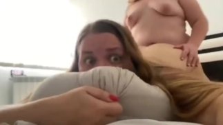 ICH FILME MICH, WÄHREND MEINE STIEFMUTTER MICH MIT EINEM STRAPON FICKT