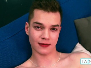 Симпатичный красавчик Ethan O ублажает свою задницу и член одновременно!