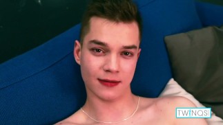 Hübscher Schnuckel Ethan O erfreut seinen Arsch und seinen Schwanz zur gleichen Zeit!