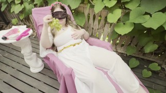 The Goddess ест виноград и показывает свои сиськи на террасе