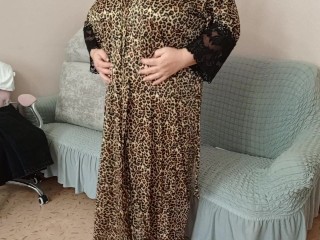 подружка с большими сиськами ласкает себя перед камерой