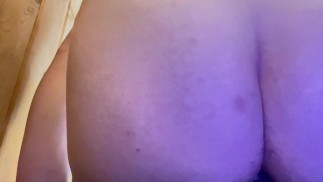 Анальное зияние с бутылкой воды и клеткой целомудрия