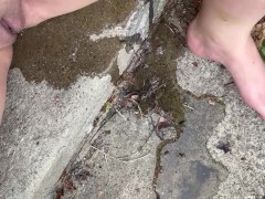 Flood the stairs with piss - Screenshot 13 of 16 - Pissing Girls