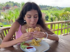 Попросила официанта кончить мне на лицо в публичном кафе - Я люблю обедать только покрытая спермой