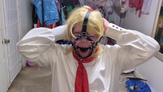 Офисная дама из ПВХ с кляпом во рту связана разными вибраторами в трусиках