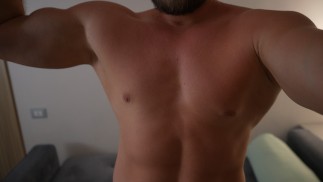 Muscular guy poses for the camera and cums on his stomach
