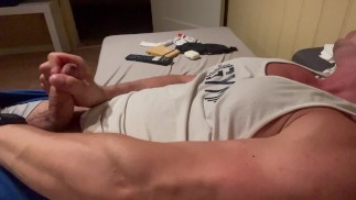 , кричит и кончает.