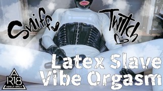 [Latex] Latex slave in white rubber suit is captivated by vibrator💜