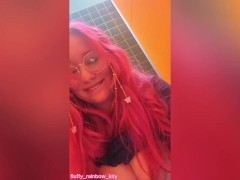 Alt slut mastrubates at school