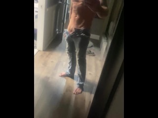 Подтянутый парень демонстрирует огромный член