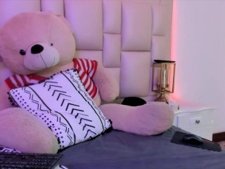 Cute рыжеволосая девушка-отаку кончает несколько раз, трахая свою киску для тебя