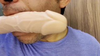 Дрочу, давая голову моему новому дилдо, минет к дилдо