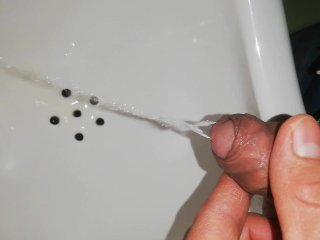 desesperado pissing, no alcanzo a llegar orino como puta en el lavamanos, primer plano, gay caliente