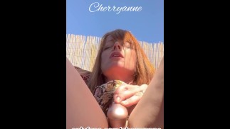 Английская милфа Hot мастурбирует на улице