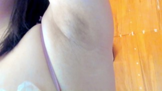 漂白剤臭くて汚い脇を見せつけ。