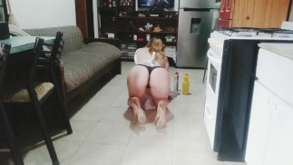 Seksowna pokojówka pieprzy szefa i kończy pokryta spermą