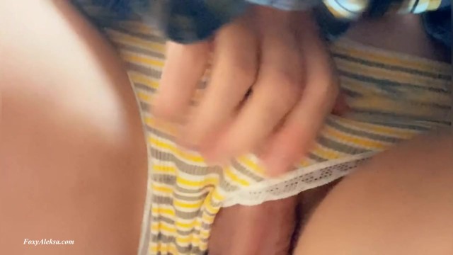 这就像疯狂，但我的手在地铁里抚摸裙子下陌生人的鸡鸡